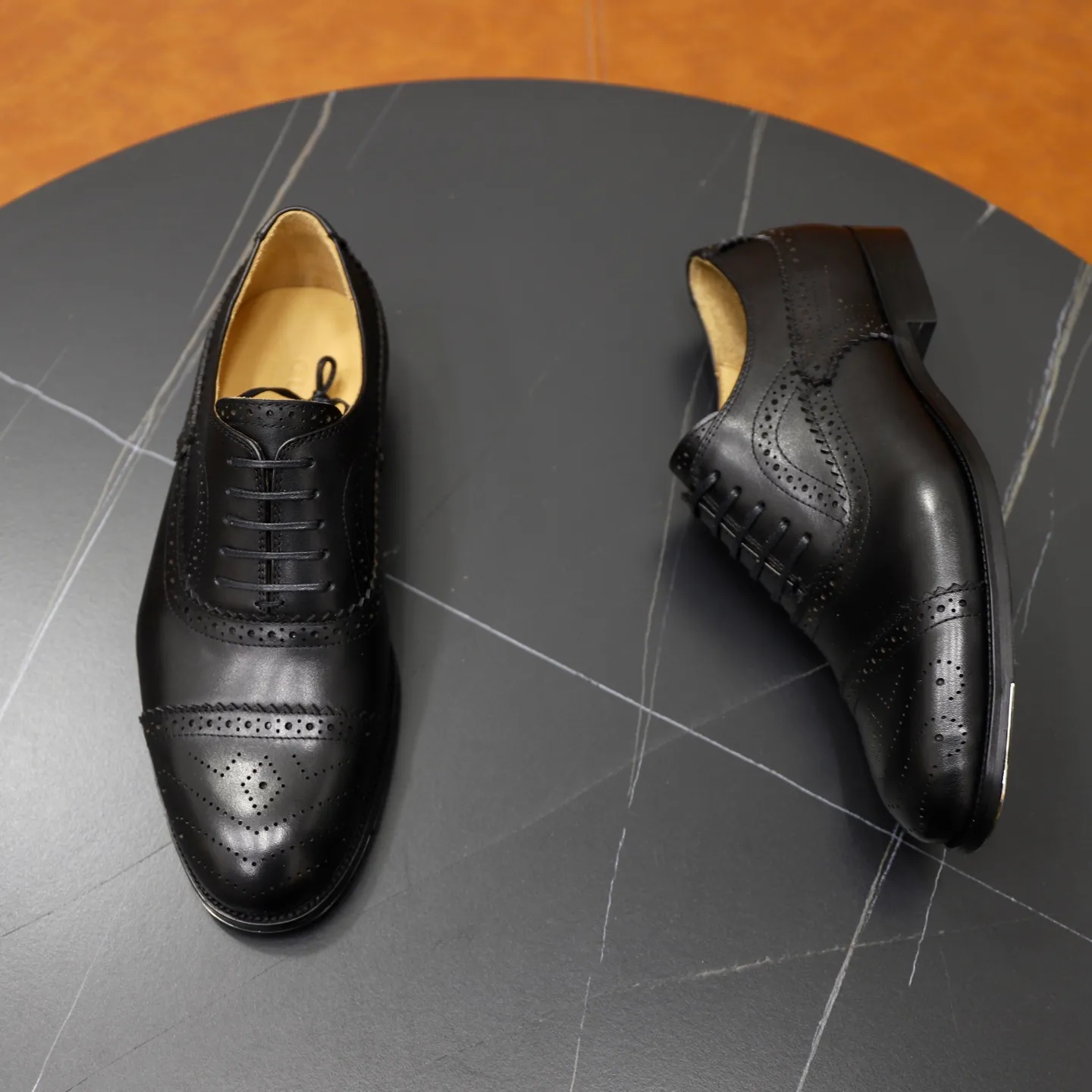Men's shoes 💰660💰🙅‍♂️🙅‍♂️🙅‍♂️Niuli Brand: Gucci GuCCI Standard code: Men's code 39-44 (45 can be customized) Grade: Same style as the official website Original quality Material: Original cowhide surface Comfortable cowhide lining Original outsole Style category: Men's fashionable casual leather shoes Distinguished big-name luxury elements, top luxury Color: actual picture color